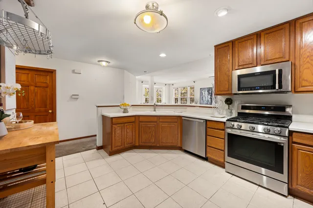 $300,000 | 1120 Georgetown Way, Vernon Hills, IL 60061