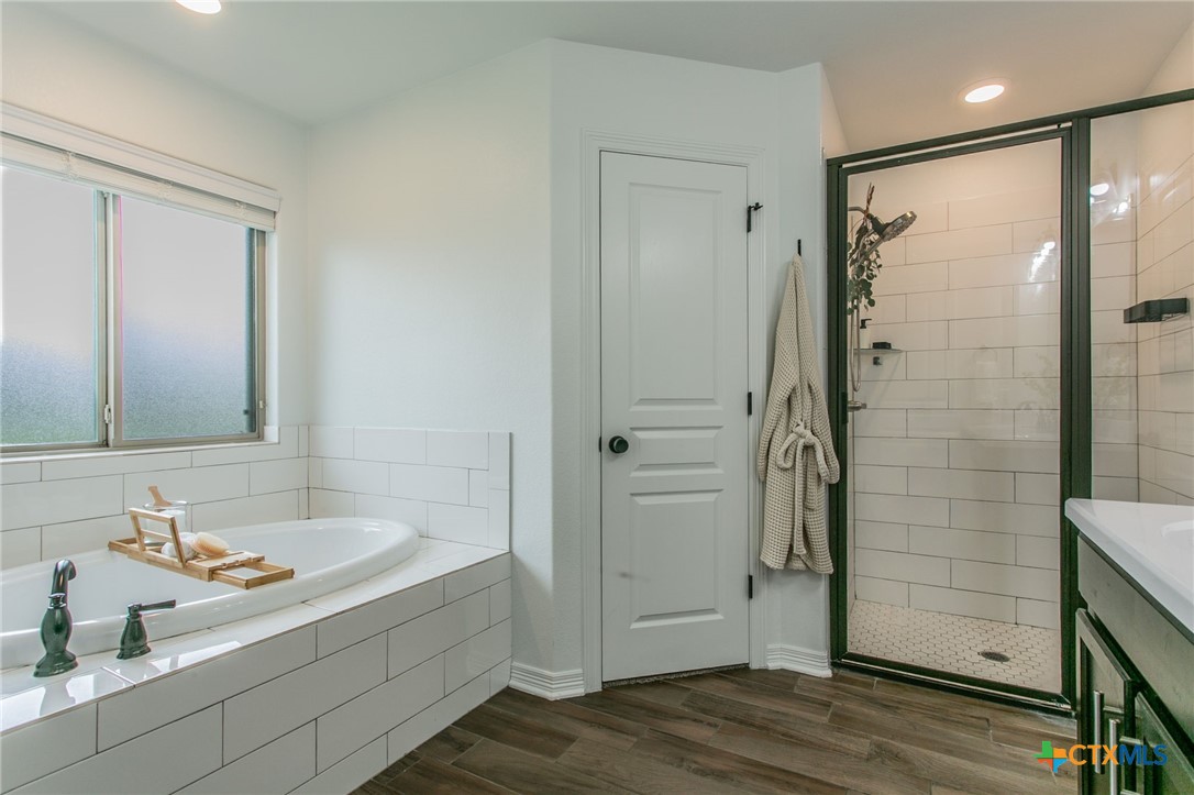 8304 Split Trl Cove Temple, TX 76502 - Photo 11 of 28 a bathroom with a bathtub and a sink