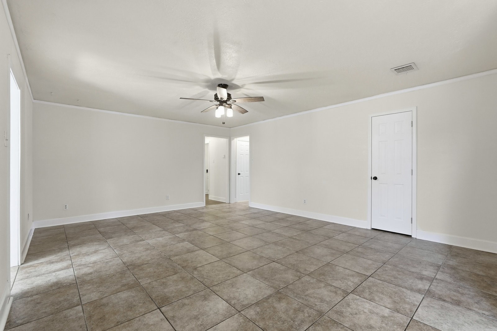 2518 Henderson Lane Deer Park, TX 77536 - Photo 12 of 28 a view of an empty room with a ceiling fan