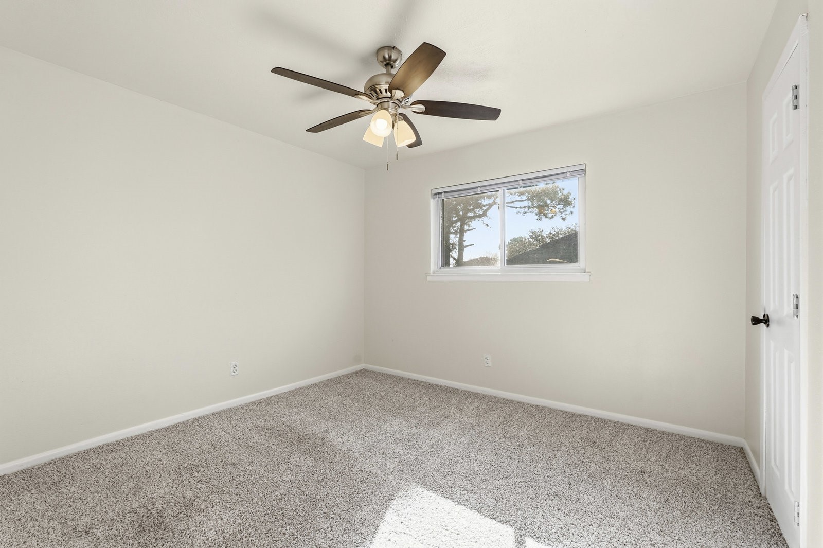 2518 Henderson Lane Deer Park, TX 77536 - Photo 23 of 28 an empty room with a window and a fan