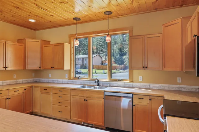 $1,320,000 | 23612 North Westlake Drive, Nine Mile Falls, WA 99026