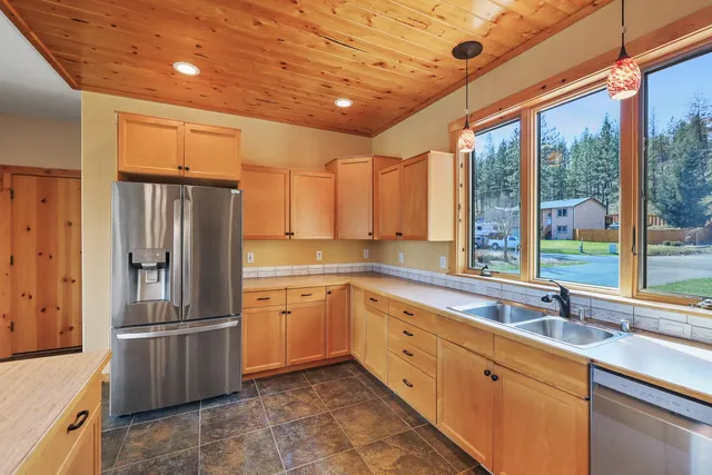 $1,320,000 | 23612 North Westlake Drive, Nine Mile Falls, WA 99026
