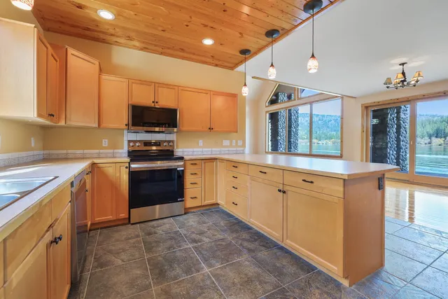 $1,320,000 | 23612 North Westlake Drive, Nine Mile Falls, WA 99026