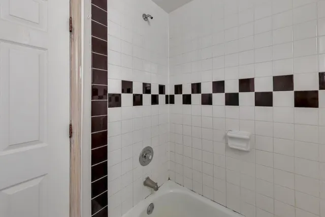 $2,400 | 1423 West Cortez Street, Unit 2, Chicago, IL 60642