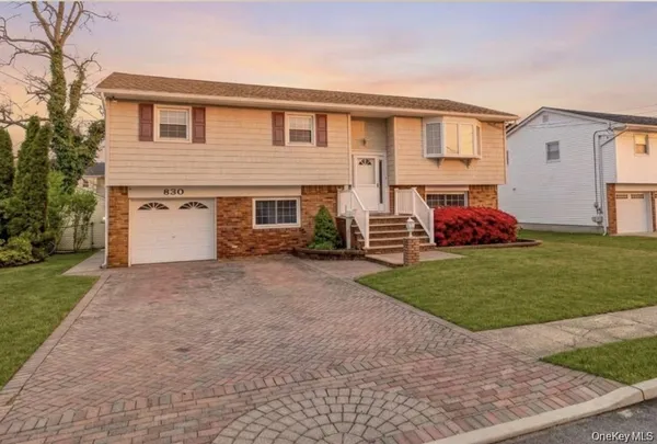 $2,700 | 830 North Broome Avenue, Lindenhurst, NY 11757