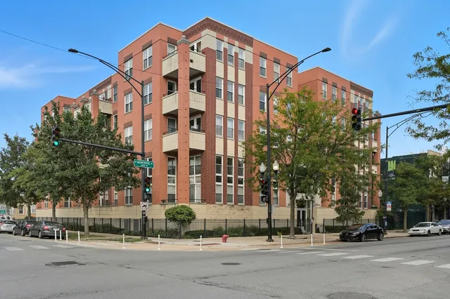 $415,000 | 3550 West Montrose Avenue, Unit 107, Chicago, IL 60618