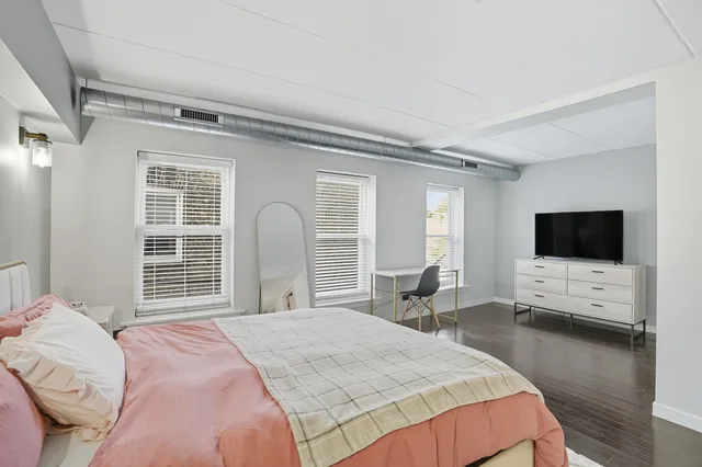 $415,000 | 3550 West Montrose Avenue, Unit 107, Chicago, IL 60618