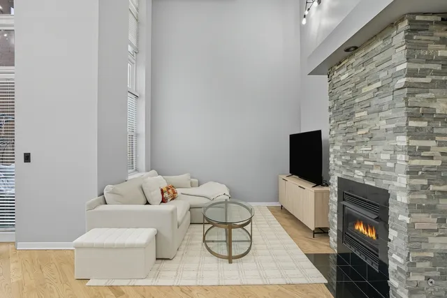 $415,000 | 3550 West Montrose Avenue, Unit 107, Chicago, IL 60618