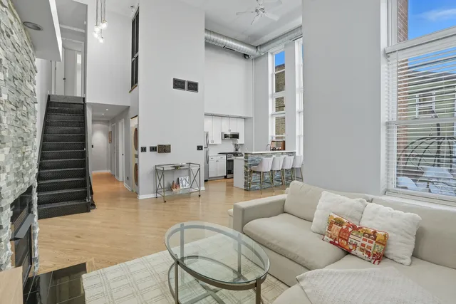 $415,000 | 3550 West Montrose Avenue, Unit 107, Chicago, IL 60618