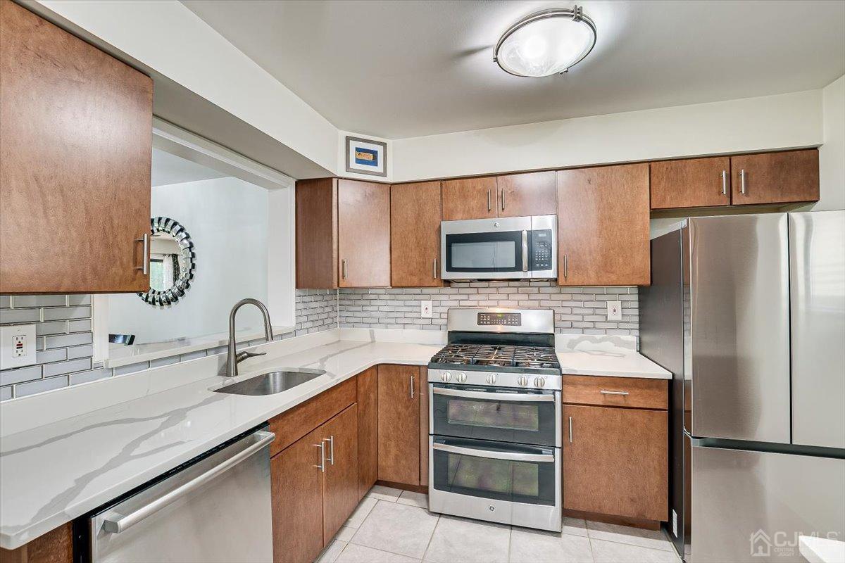 11 Tulip Court Edison, NJ 08820 - Photo 13 of 47