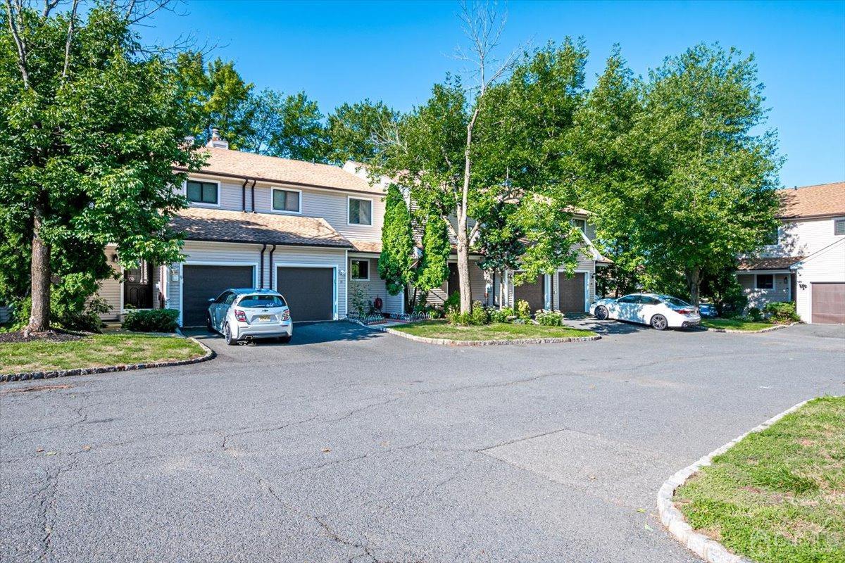 11 Tulip Court Edison, NJ 08820 - Photo 4 of 47