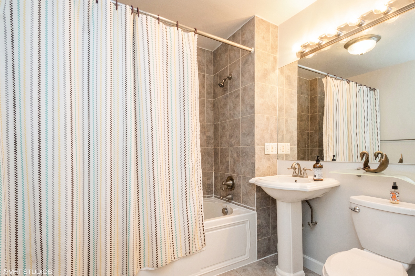 647 West Sheridan Road, Unit 1E Chicago, IL 60613 - Photo 13 of 17 a bathroom with a sink toilet and shower