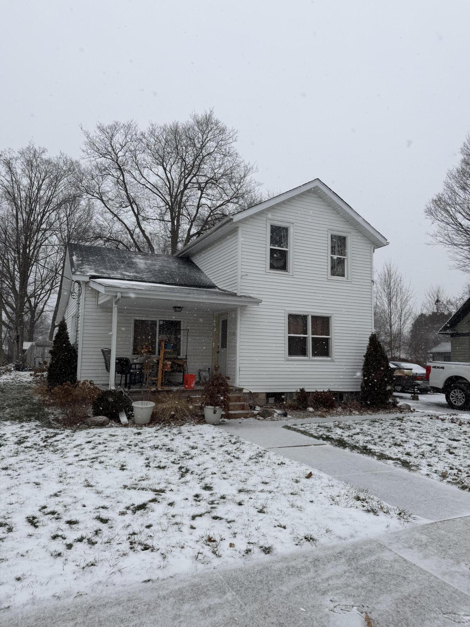 108 North Lincoln Avenue Three Rivers, MI 49093 - Photo 1 of 3 IMG_0425