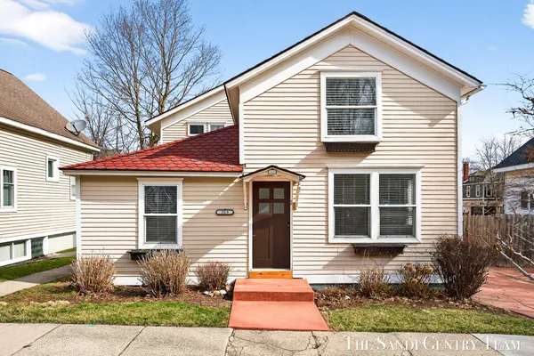 $749,900 | 209 Clinton Avenue, Grand Haven, MI 49417