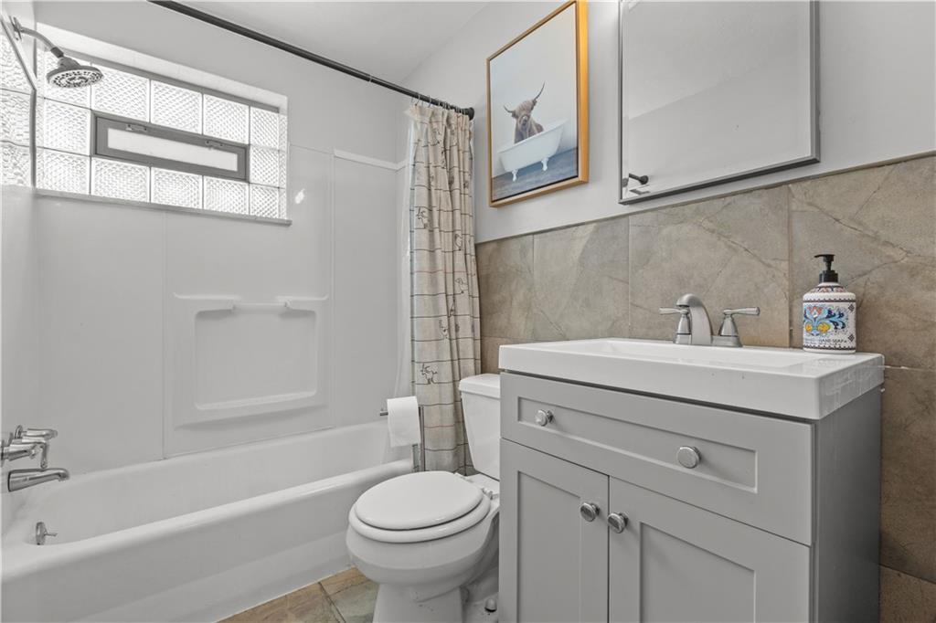 109 Raleigh Court Pittsburgh, PA 15237 - Photo 14 of 21 a bathroom with a sink toilet and shower
