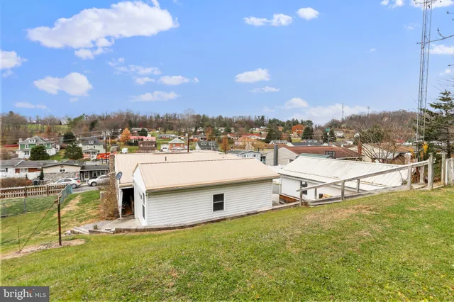 a view of yard with trees