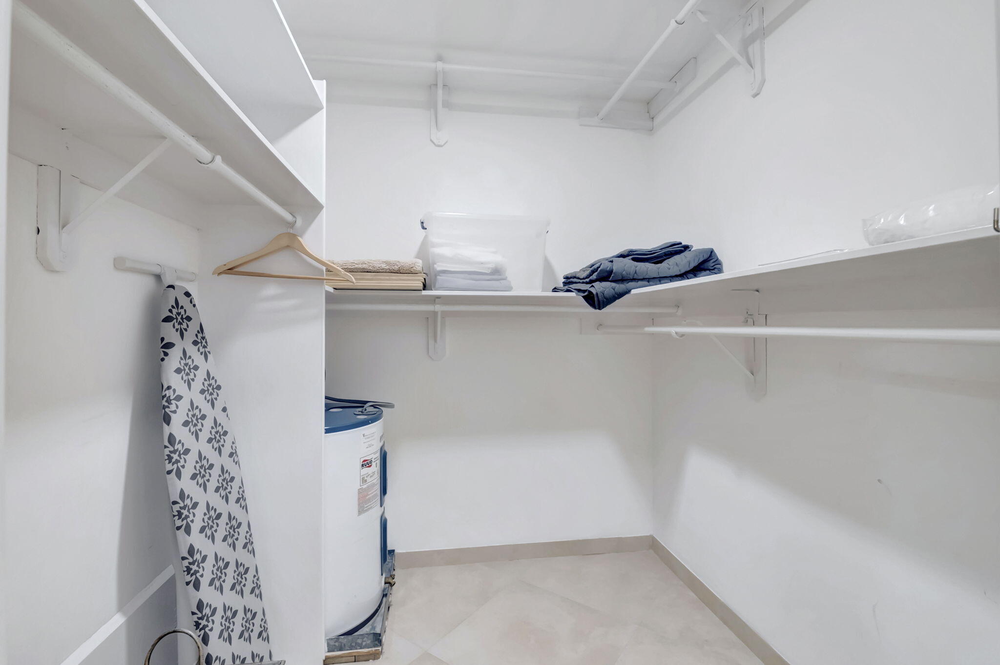 902 Foxpointe Circle Delray Beach, FL 33445 - Photo 33 of 43 a view of small space