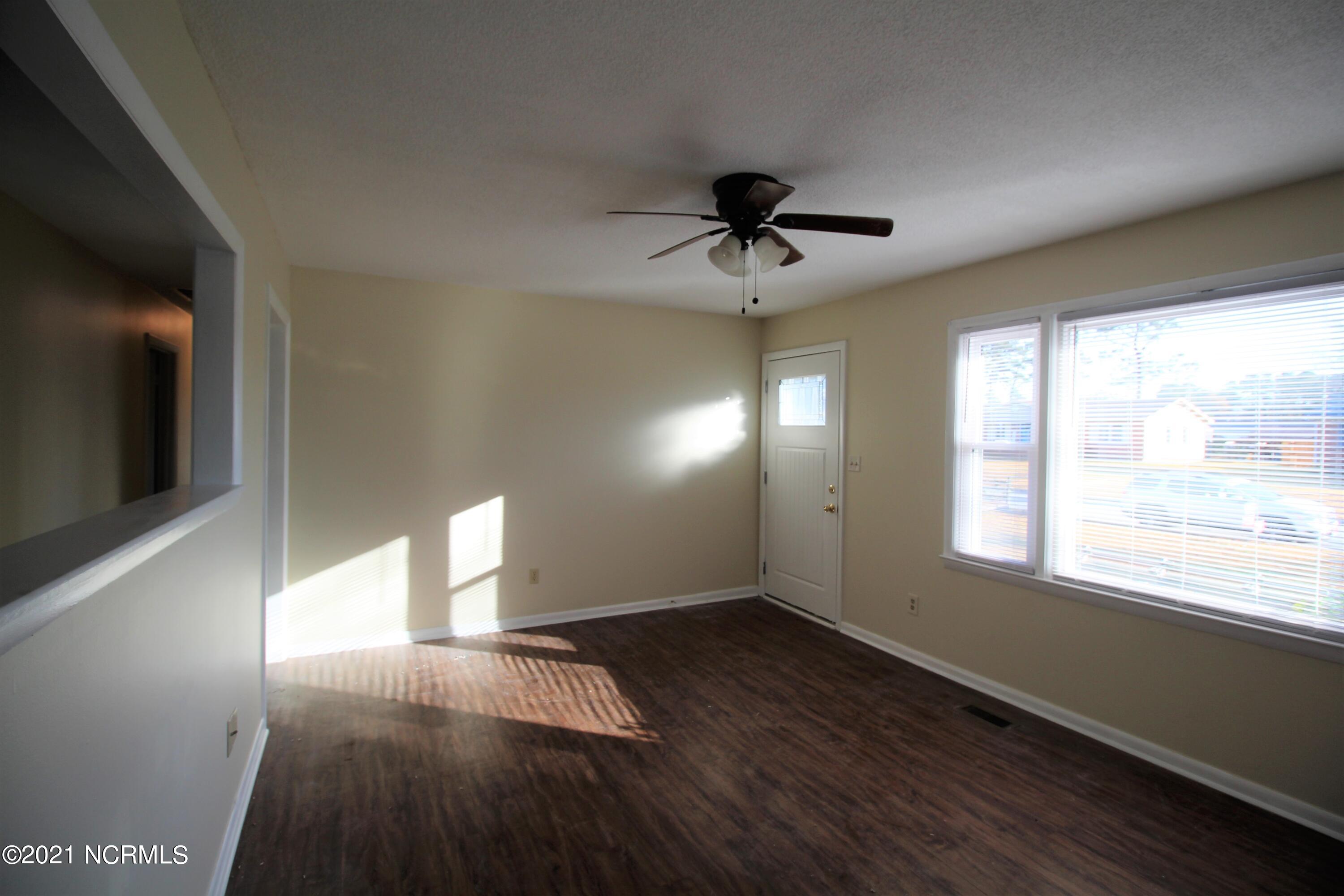 206 Pine Dale Road Havelock, NC 28532 - Photo 5 of 22 Living Room