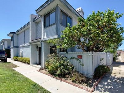 8784 Hewitt Place, Unit 12 Garden Grove, CA 92844 - Photo 5 of 54 a backyard of a house with lots of green space
