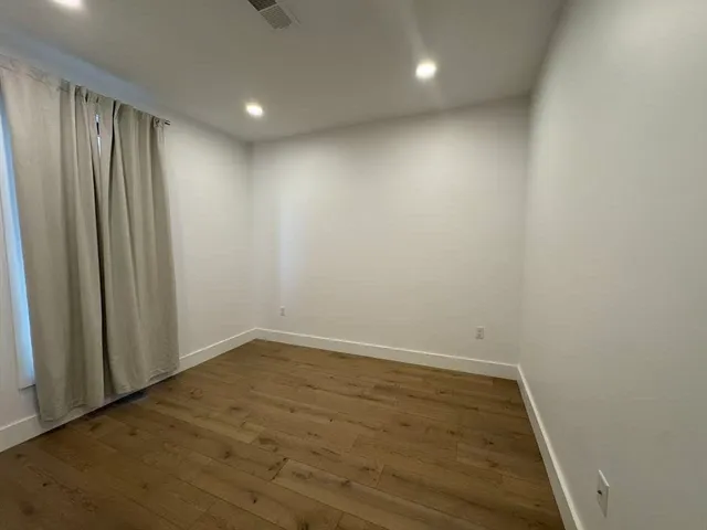 en empty room with wooden floor