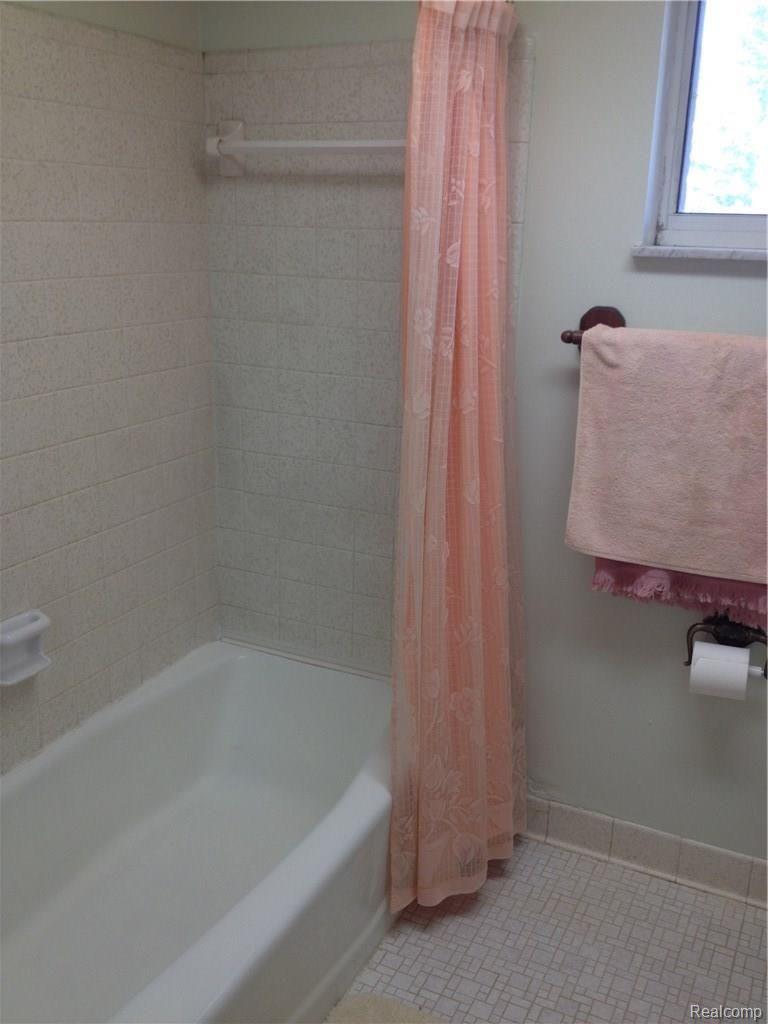 3055 Old Farm Road Flint, MI 48507 - Photo 11 of 21 Main bathroom bathtub
