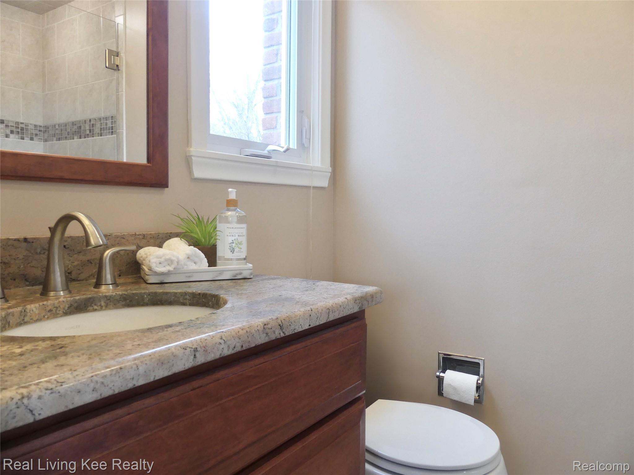 67 Cedarwald Drive Rochester, MI 48306 - Photo 31 of 49 Master bath with granite / cherry cabinets