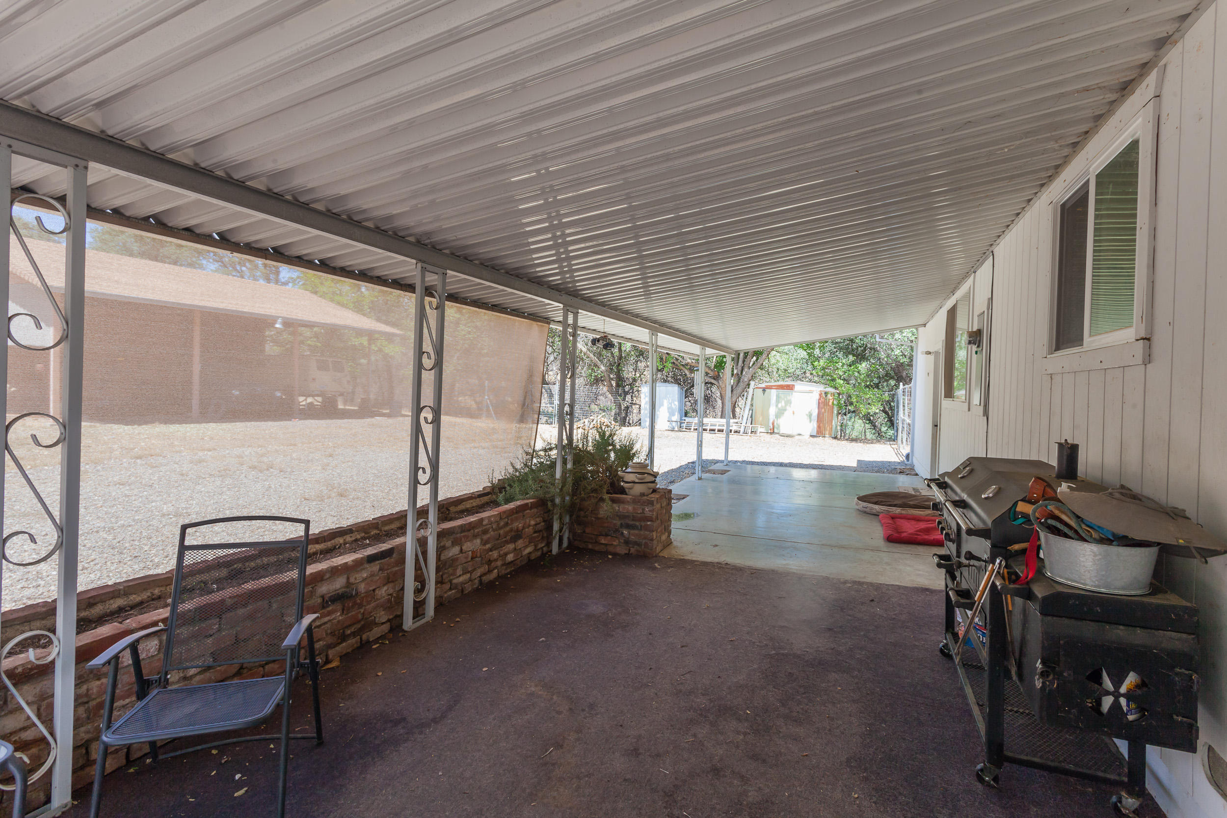 8680 Valley View Road Redding, CA 96001 - Photo 22 of 33 an empty room with windows