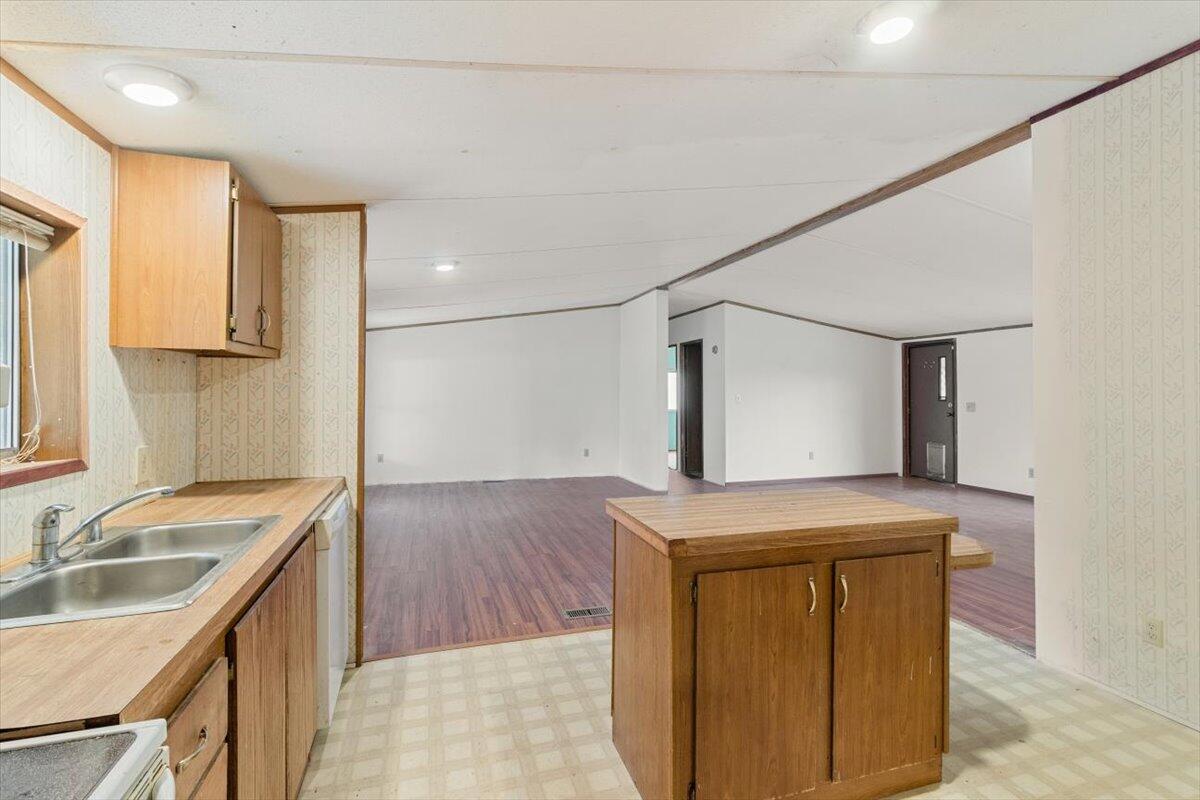 6850 Downing Road, Unit 66 Central Point, OR 97502 - Photo 7 of 15 Kitchen and living space