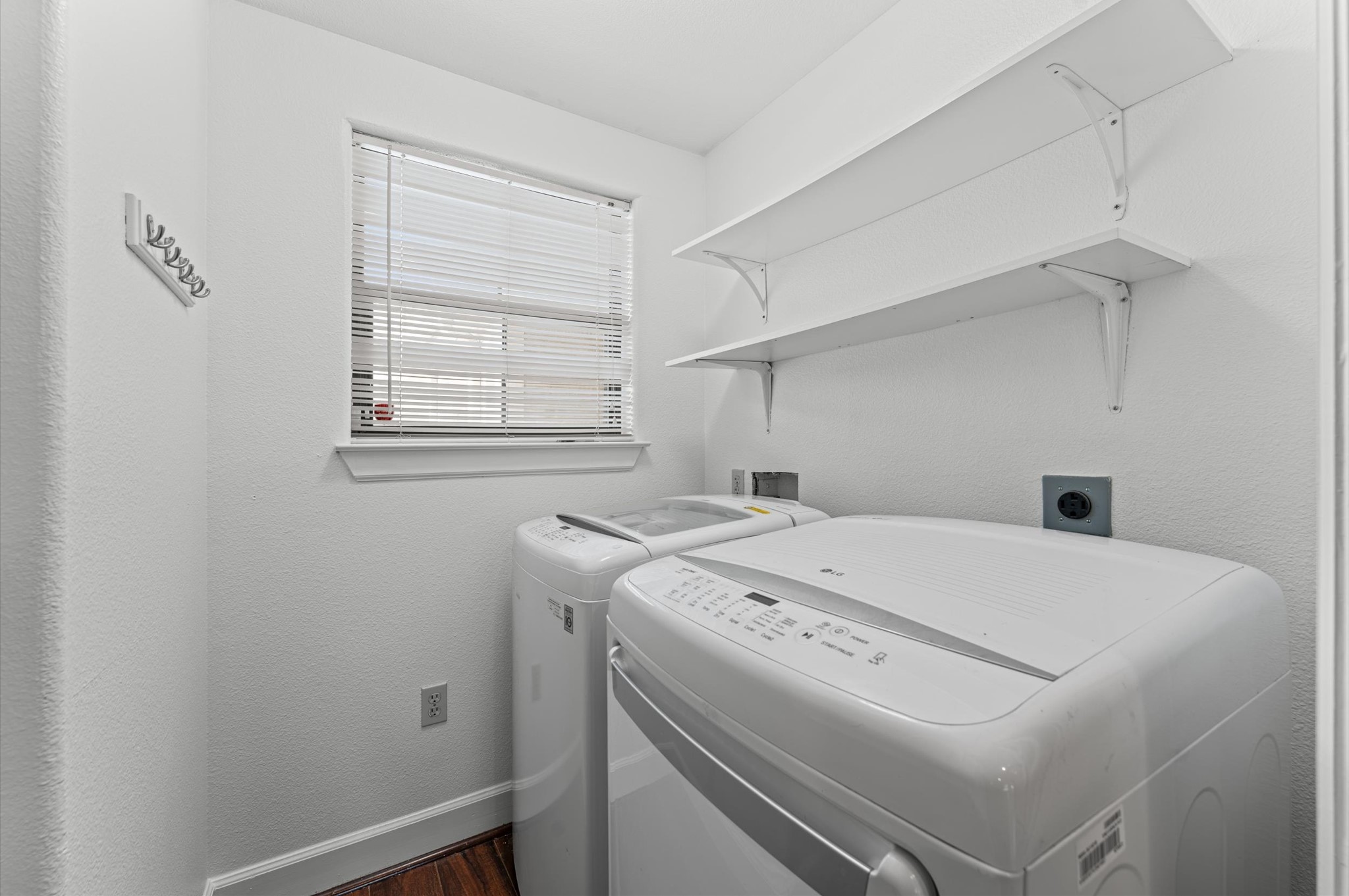 1602 Elgin Street, Unit 10 Houston, TX 77004 - Photo 7 of 21 In-unit washer and dryer included