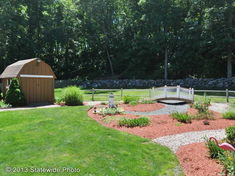 926 Middlebridge Road South Kingstown, RI 02879 - Photo 12 of 25 Yard/Garden.