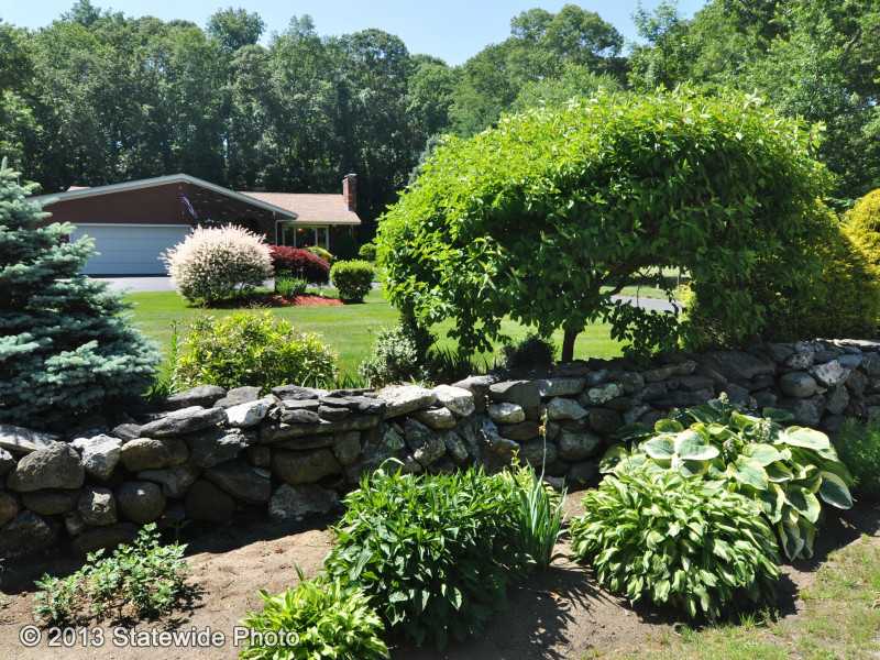 926 Middlebridge Road South Kingstown, RI 02879 - Photo 14 of 25 Yard/Garden.