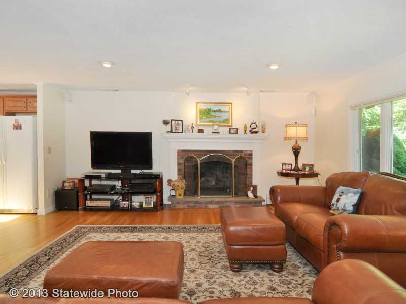 926 Middlebridge Road South Kingstown, RI 02879 - Photo 3 of 25 Living Room.