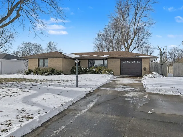 $164,900 | 1621 North 2000 East Road, Watseka, IL 60970
