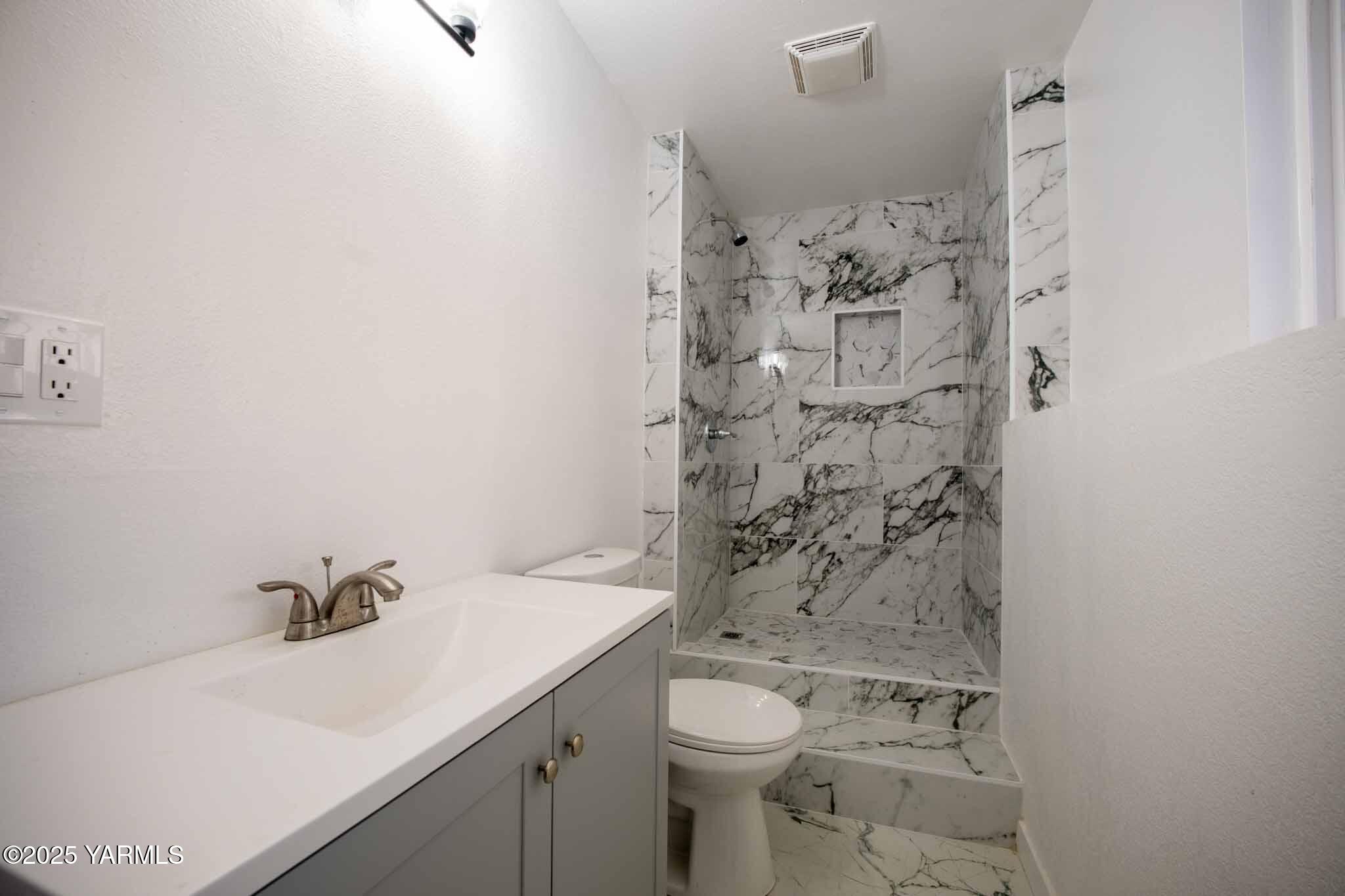 4711 Carol Avenue Yakima, WA 98908 - Photo 23 of 28 a bathroom with a sink toilet and shower