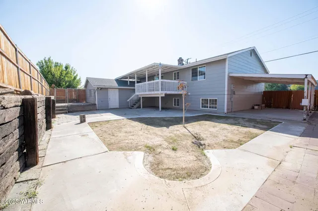 a view of a backyard