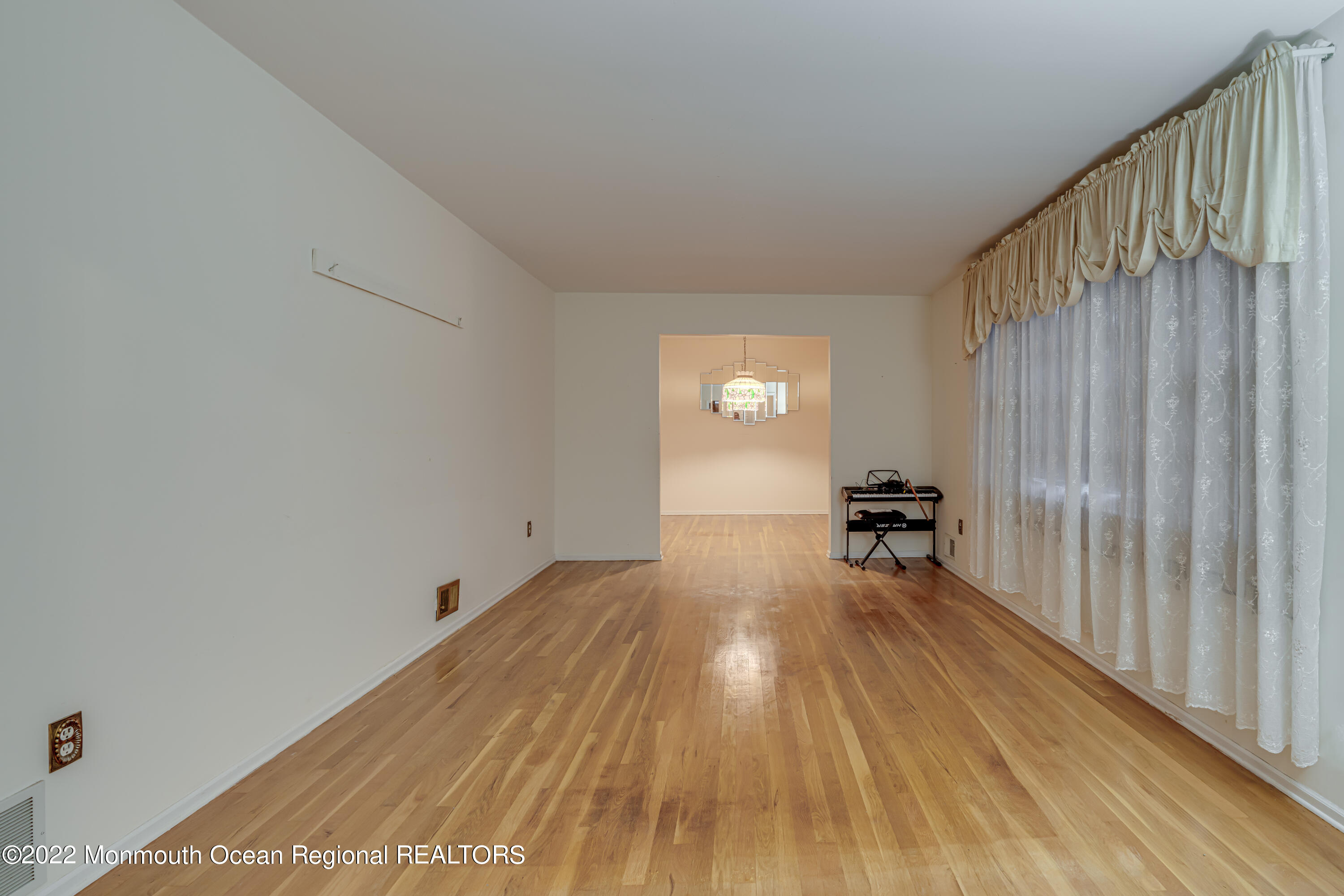 32 Herb Road Middletown, NJ 07748 - Photo 5 of 46 LIVING ROOM