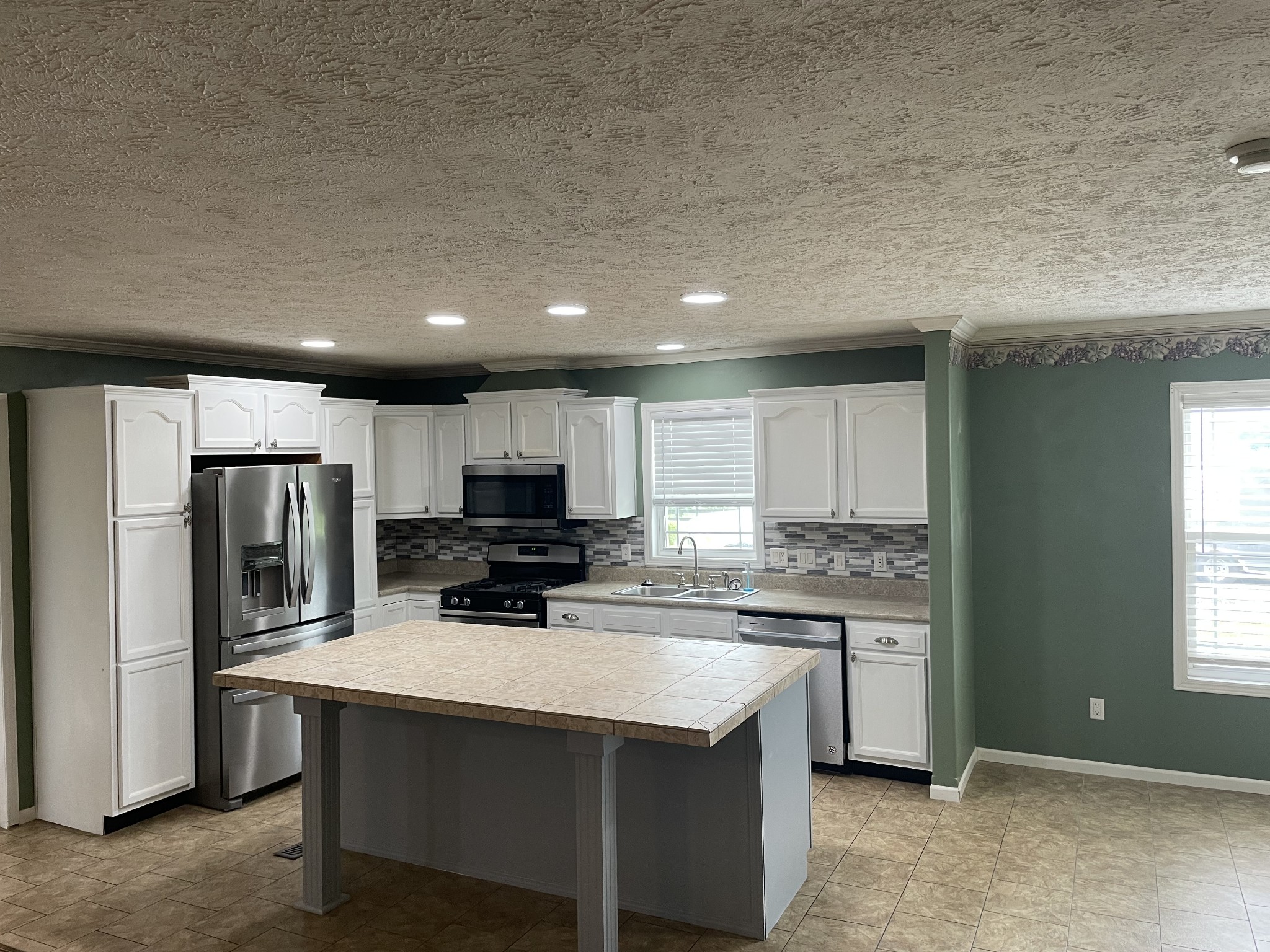 379 Dady Road McEwen, TN 37101 - Photo 20 of 34 a kitchen with stainless steel appliances a refrigerator stove microwave and sink