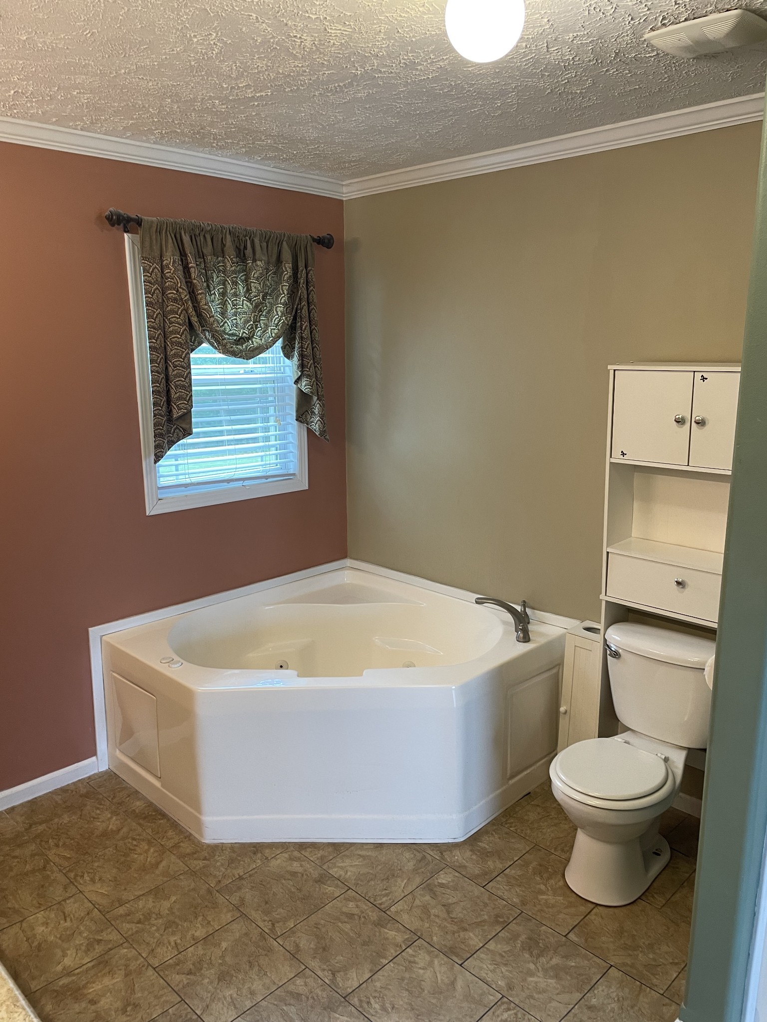 379 Dady Road McEwen, TN 37101 - Photo 26 of 34 a spacious bathroom with a toilet bathtub and sink