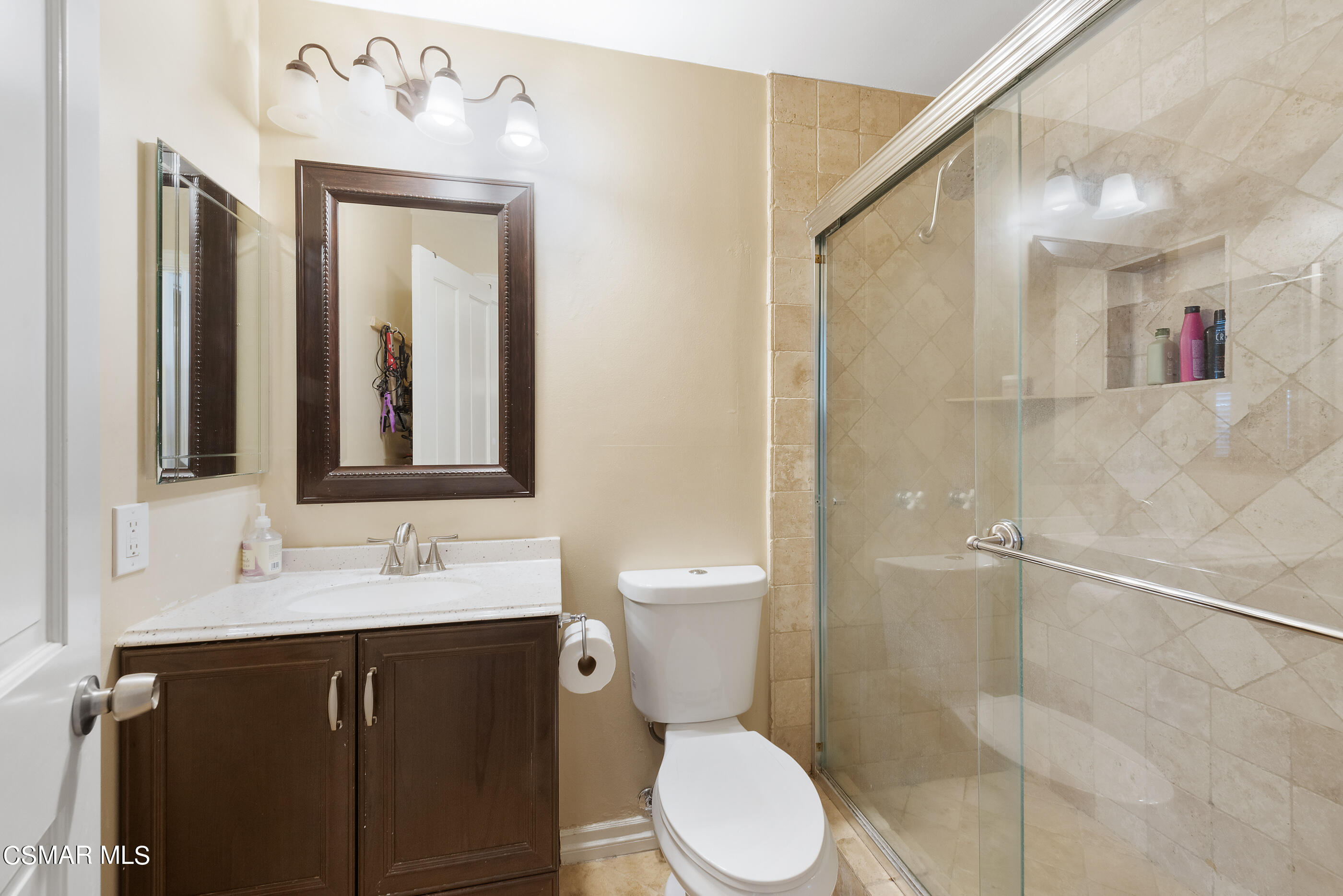 3923 Goodwin Avenue Simi Valley, CA 93063 - Photo 19 of 32 3923 Goodwin Ave Simi Valley-20