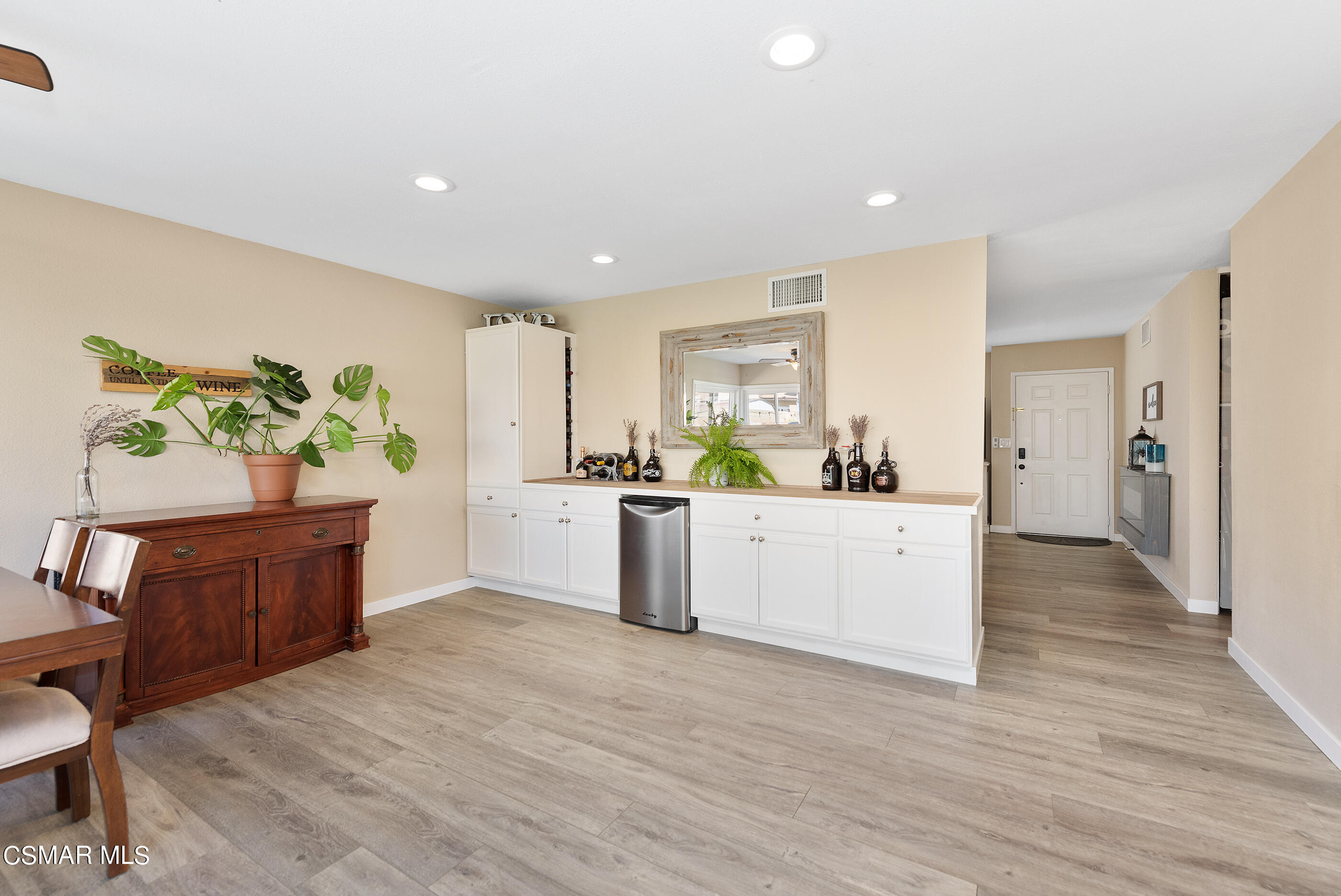 3923 Goodwin Avenue Simi Valley, CA 93063 - Photo 10 of 32 3923 Goodwin Ave Simi Valley-10