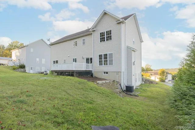 a view of a house with backyard