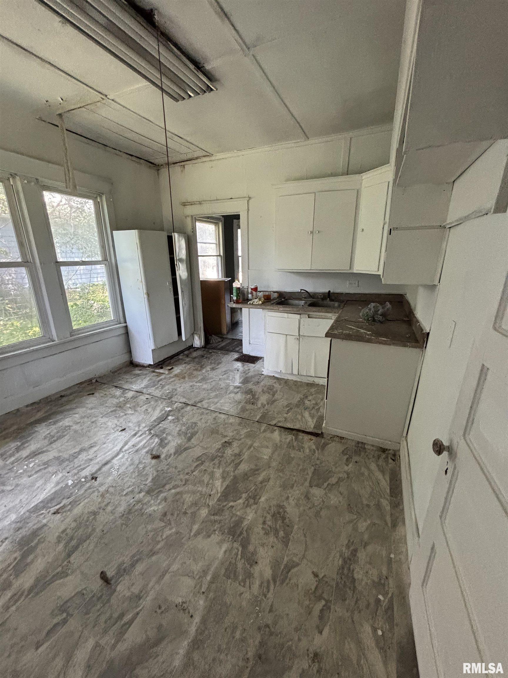 205 2nd Street South Pekin, IL 61564 - Photo 8 of 41