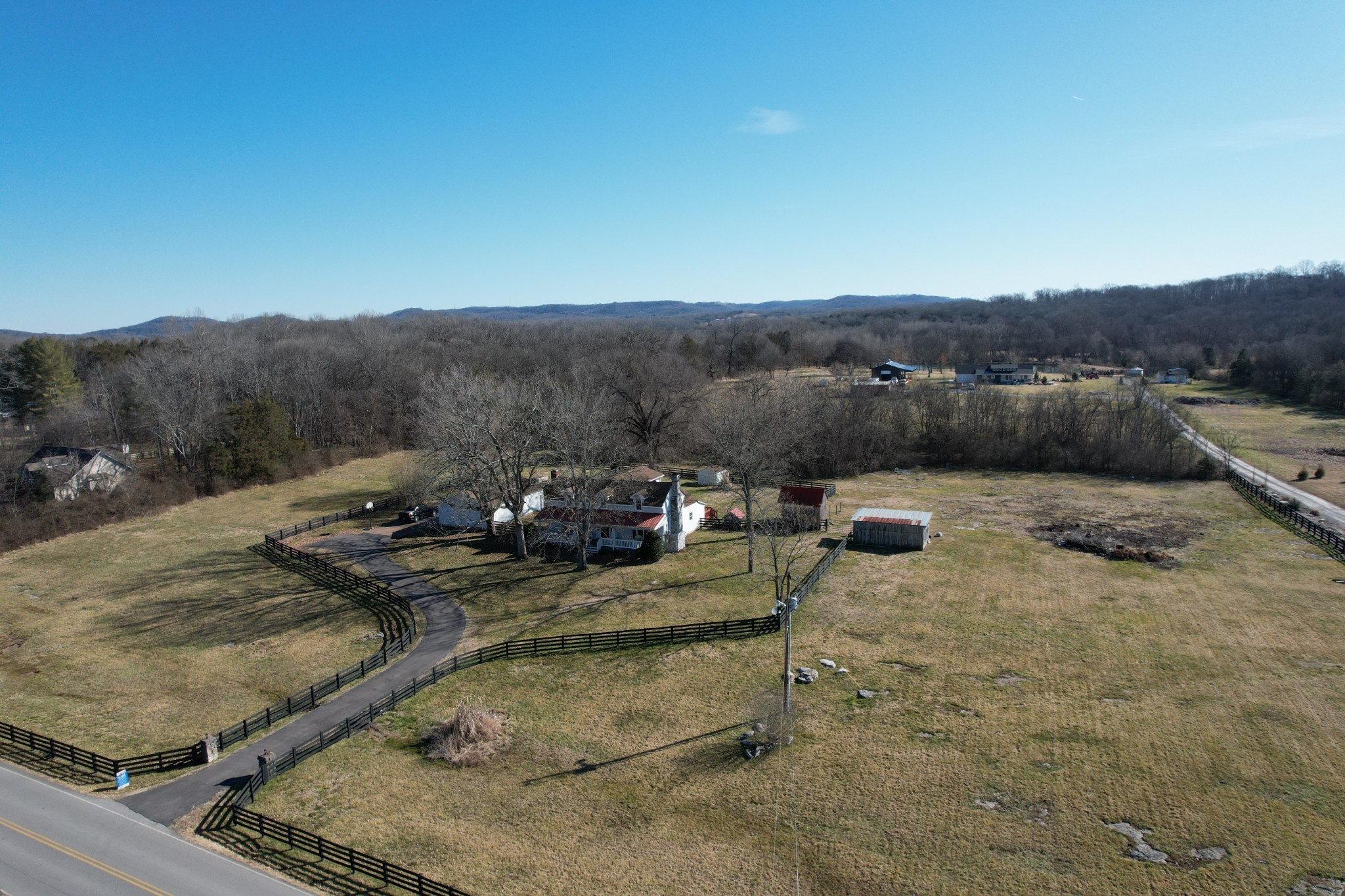 4252 North Chapel Road Franklin, TN 37067 - Photo 33 of 35 a view of a backyard with couches under an umbrella