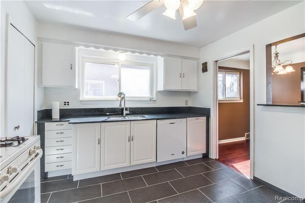 2445 W Point Dearborn, MI 48124 - Photo 19 of 32