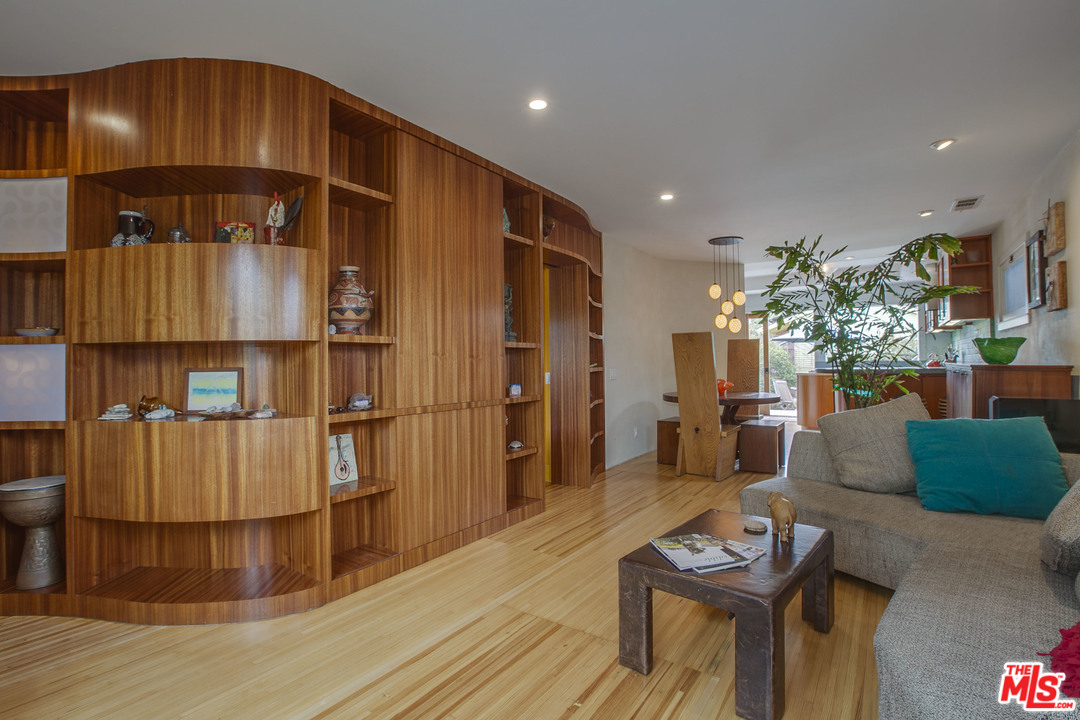 809 6th Avenue Venice, CA 90291 - Photo 4 of 40