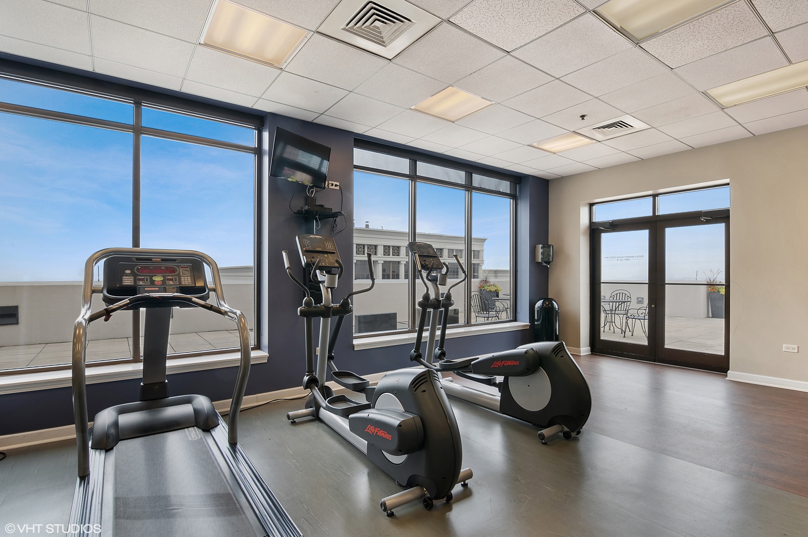 1322 South Prairie Avenue, Unit 405 Chicago, IL 60605 - Photo 16 of 22 a view of a room with gym equipment