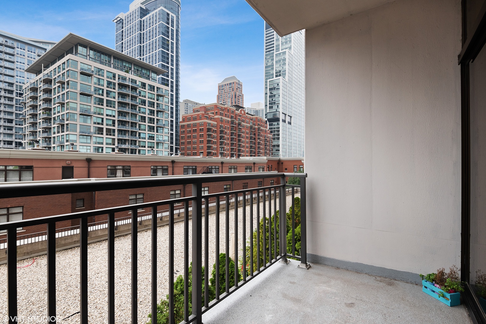 1322 South Prairie Avenue, Unit 405 Chicago, IL 60605 - Photo 4 of 22 a view of balcony with a potted plant