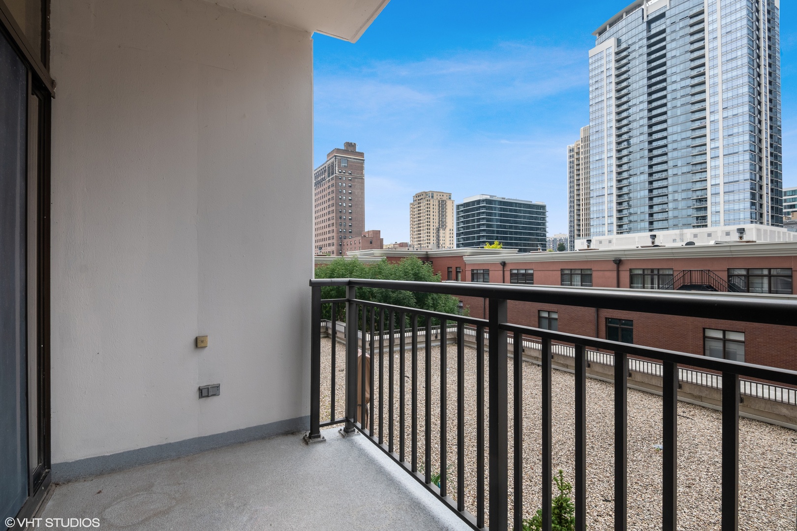 1322 South Prairie Avenue, Unit 405 Chicago, IL 60605 - Photo 5 of 22 a view of city from a balcony