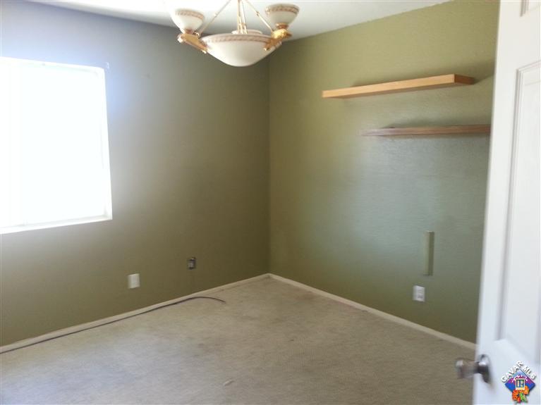 37033 Boxleaf Road Palmdale, CA 93550 - Photo 13 of 15 an empty room with a workbench