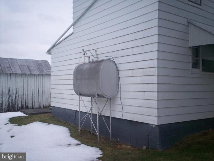 2195 Clary Road Strasburg, VA 22657 - Photo 2 of 8 a backyard of a house